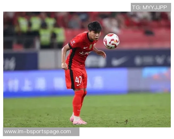 蒯纪闻赛后手臂缠绷带半场被换下愿无大碍引发球迷关心